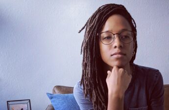 woman with locs doing the thinking man pose on methods to start locs